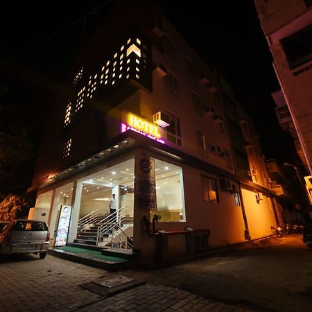 Radical Palace Hotel And Restaurant Lucknow Buitenkant foto