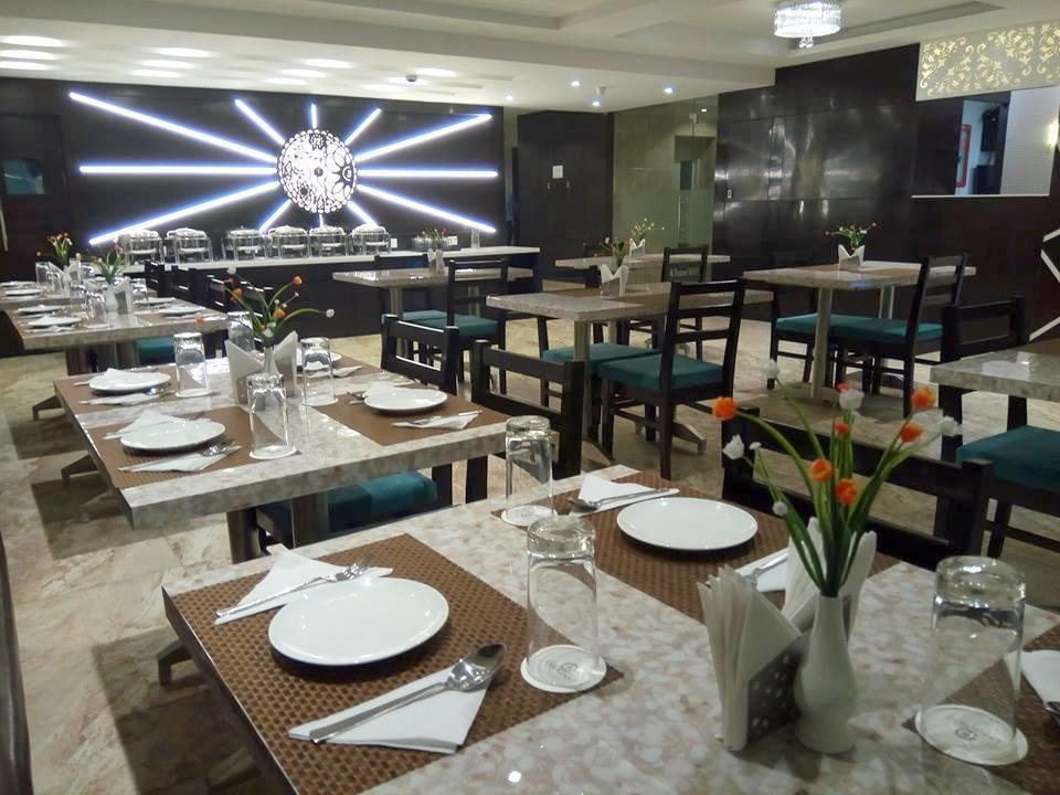 Radical Palace Hotel And Restaurant Lucknow Buitenkant foto