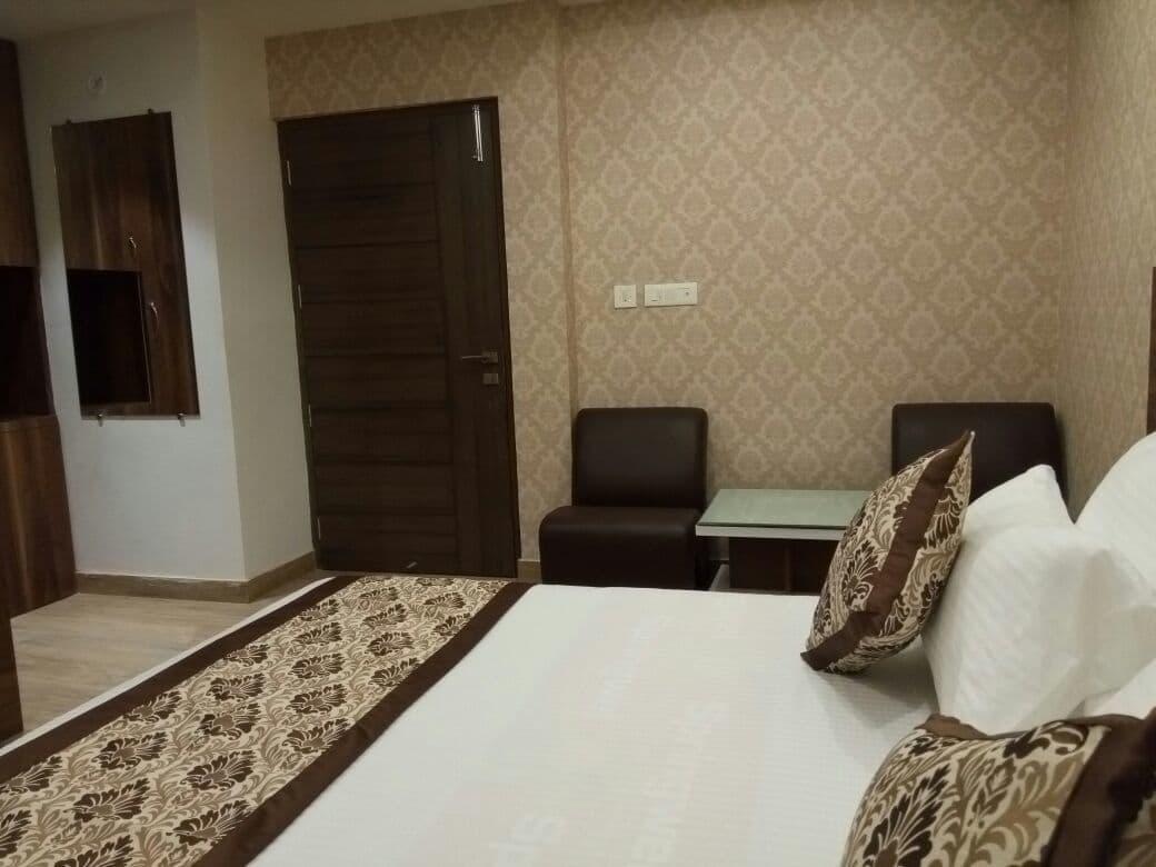 Radical Palace Hotel And Restaurant Lucknow Buitenkant foto